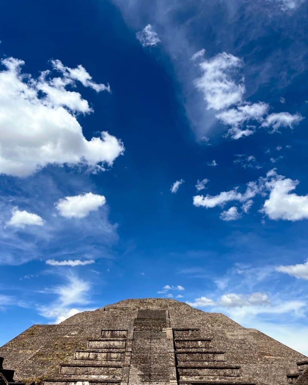 Kayaさんのインスタグラム写真 - (KayaInstagram)「古代宗教都市遺跡テオティワカンに行ってきたよ！11年振り！昔は登れたのに登れなくなっていました。太陽のピラミッドと月のピラミッド☀️🌕 #KayainMexico2023 #Teotihuacan」10月7日 9時12分 - kaya_official_account