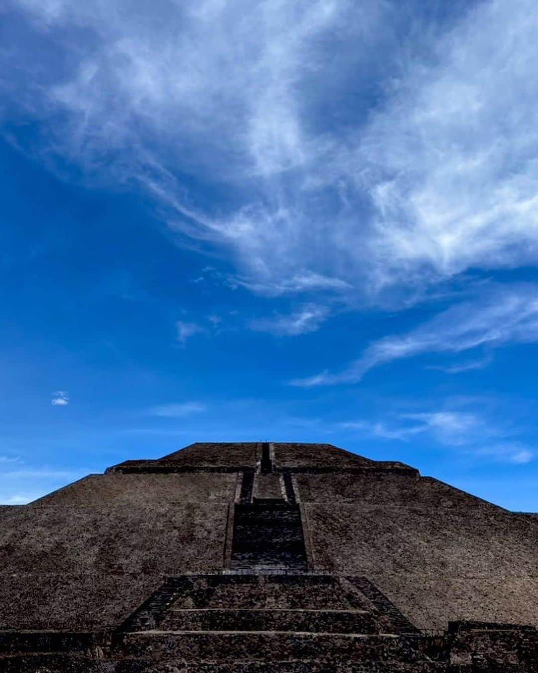 Kayaのインスタグラム：「古代宗教都市遺跡テオティワカンに行ってきたよ！11年振り！昔は登れたのに登れなくなっていました。太陽のピラミッドと月のピラミッド☀️🌕 #KayainMexico2023 #Teotihuacan」