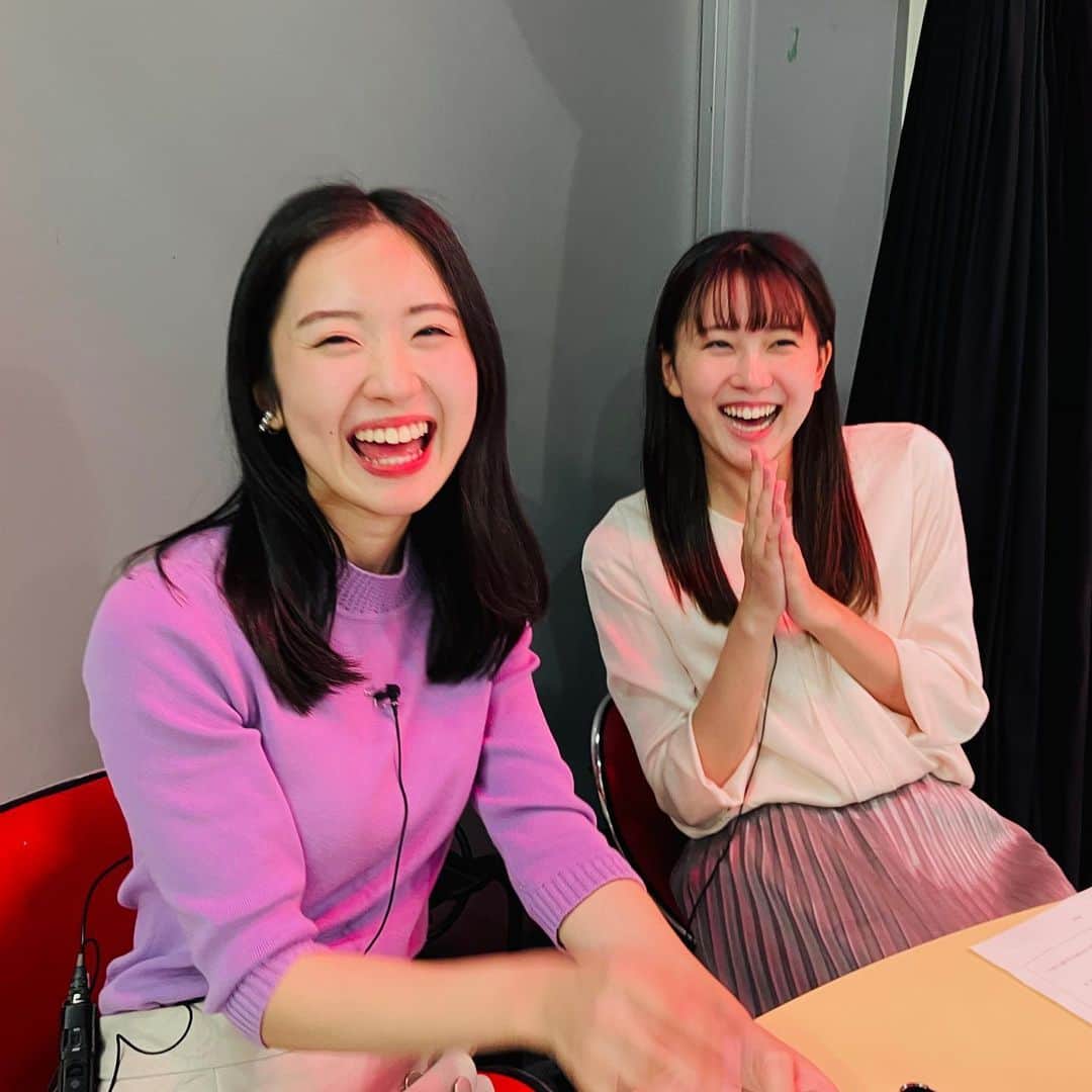 伊地健治のインスタグラム：「・ ・ 新人アナウンサーの 嶋田くんと堀くん🔰  ある日のナレーション担当の様子です😋  入社してようやく半年。 安心して下さい。 ちゃんと成長してます😋  あ、まもなく 「とびっきり土曜版」 始まりますよ〜‼️」
