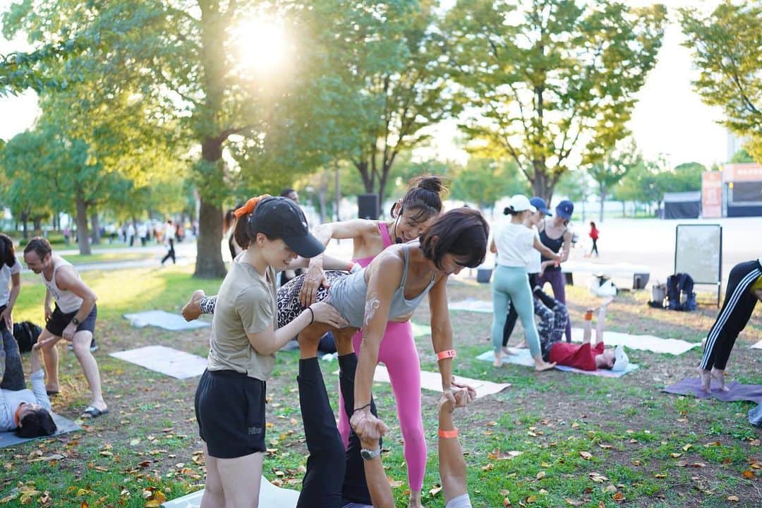 渡辺由布子さんのインスタグラム写真 - (渡辺由布子Instagram)「🧘🧘‍♀️🧘‍♂️🌏  9月最終日の夏日。 4年ぶりに開催された「WANDERLUST 108 TOKYO」にご参加いただいた皆さま、ありがとうございました！  夕暮れ時、やわらかな西日に照らされて心地よい秋の風に包まれながら行うエアリアルヨガは新鮮で、まさに野外イベントの醍醐味だなぁと実感しました。  今回衣装提供していただいたemmiの新作ヨガウェアは、秋を思わせるフラワープリントのセットアップ。可愛くて着心地抜群💜  その他たくさんの協賛企業様のおかげでイベントも大盛況でした。また来年🙌  Special Thanks🫶 @wanderlustfest_jp @emmi.jp  @life_tuning_days   #Wanderlust2023  #WanderlustJapan  #Wanderlust108 #emmi #emmijp  #emmiyoga #エミ #エアリアルヨガ  #aerialyoga #ワンダーラスト108  #ヨガインストラクター」10月7日 9時17分 - watanabe_yuko