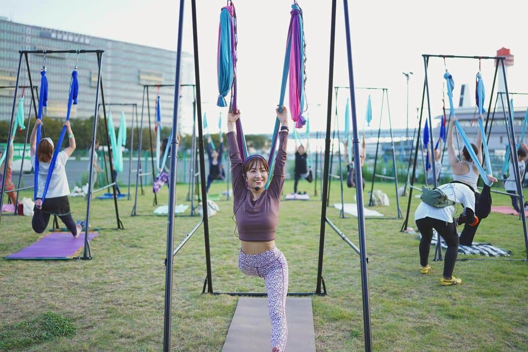 渡辺由布子のインスタグラム：「🧘🧘‍♀️🧘‍♂️🌏  9月最終日の夏日。 4年ぶりに開催された「WANDERLUST 108 TOKYO」にご参加いただいた皆さま、ありがとうございました！  夕暮れ時、やわらかな西日に照らされて心地よい秋の風に包まれながら行うエアリアルヨガは新鮮で、まさに野外イベントの醍醐味だなぁと実感しました。  今回衣装提供していただいたemmiの新作ヨガウェアは、秋を思わせるフラワープリントのセットアップ。可愛くて着心地抜群💜  その他たくさんの協賛企業様のおかげでイベントも大盛況でした。また来年🙌  Special Thanks🫶 @wanderlustfest_jp @emmi.jp  @life_tuning_days   #Wanderlust2023  #WanderlustJapan  #Wanderlust108 #emmi #emmijp  #emmiyoga #エミ #エアリアルヨガ  #aerialyoga #ワンダーラスト108  #ヨガインストラクター」