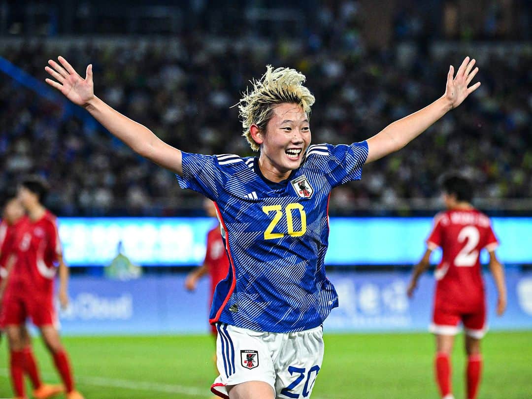 Goal Japanさんのインスタグラム写真 - (Goal JapanInstagram)「🇯🇵 #サッカー日本女子代表 が連覇を達成！🥇 第19回 #アジア競技大会 決勝で北朝鮮を4-1で下し、2018年大会に続く金メダルを獲得！1-1で迎えた後半に #大澤春花、#谷川萌々子、#千葉玲海菜 が立て続けにゴールを奪い、北朝鮮女子代表を突き放した。(Photo: Getty Images)  #soccer #football #womanfootball #womensoccer #asiangames #daihyo #nadeshiko #nadeshikojapan #サッカー #フットボール #女子サッカー #サッカー日本代表 #杭州アジア大会 #アジア大会 #⚽️」10月7日 9時20分 - goaljapan