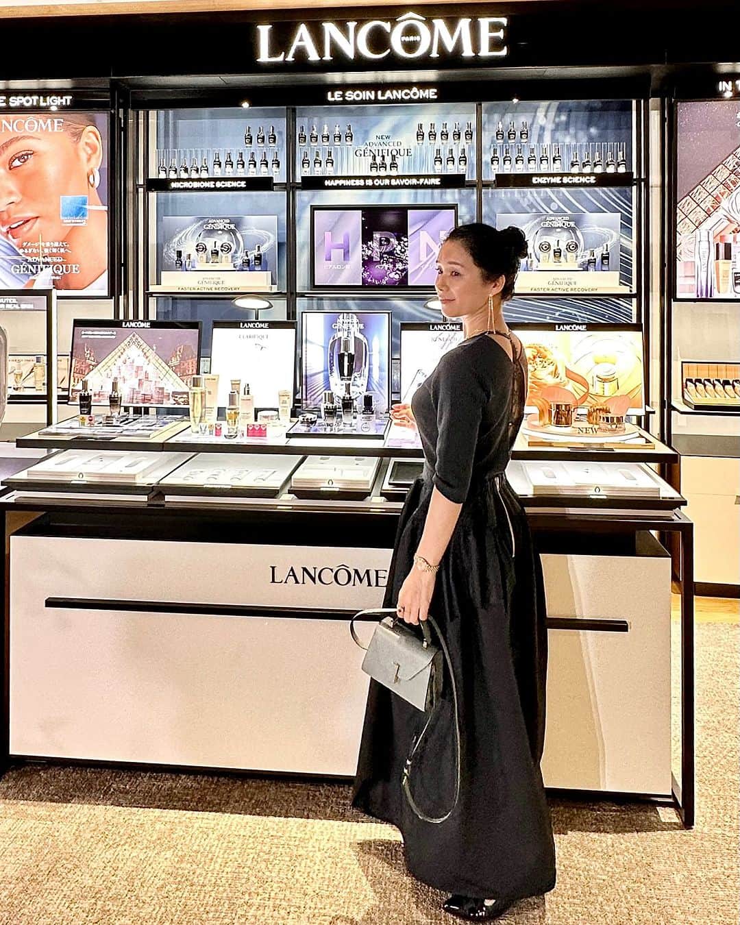 紙本真琴さんのインスタグラム写真 - (紙本真琴Instagram)「#51歳  *【Write Your Future】* ランコム @lancomeofficial では  女性のデジタルスキルをアップさせるために「Write Your Future」というCSR活動に取り組んでいるそうで  ロレアルの新宿本社オフィスで開催された   「自分らしいキャリアの見つけ方」 をテーマに  人気皮膚科医の友利新先生と著名美容家の石井美保さんをお招きしたライブを生で拝見させて頂きました✨✨  美に携わる上で普段から仲の良いお二人のSNS活用術から現在の仕事に至るまでの経緯、私生活についてなど  他では聞くことができない裏話まで軽快なトークが続き  永遠に聞いていたい気持ちになるほど楽しく夢のある内容でした！  インフルエンサーの1人としも参考になることが沢山見つかり励みとなりました☺︎  そのライブの内容がYouTubeでアーカイブされたので私のストーリーズから観てみて💛  ドレスは… @dresslaveofficial   #ランコム　#Lancome #BeautifyYourFuture #WriteYourFuture #PR #DRESSLAVE #スタイルアップコーディネーター #macotostyling #macotokamimoto」10月7日 9時22分 - macoto.kamimoto