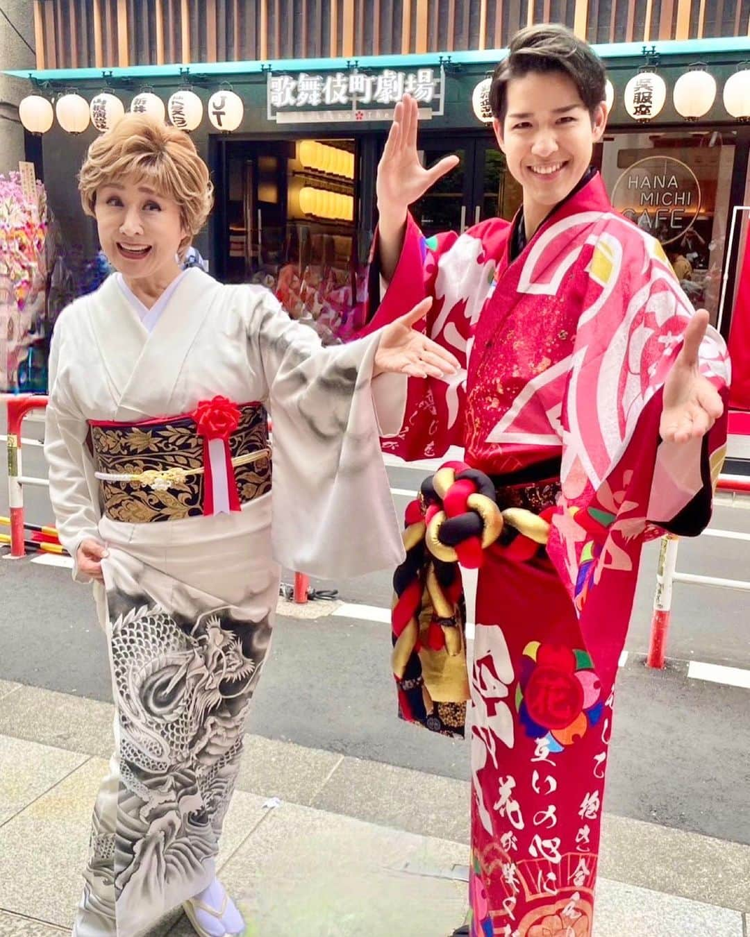 花園直道さんのインスタグラム写真 - (花園直道Instagram)「「ハナミチ東京歌舞伎町」遊びに来て下さいね〜‼️🪭  10/1 OPEN 日本文化発信施設 「ハナミチ東京歌舞伎町」 スペシャルアンバサダー小林幸子　さん オフィシャル広報大使　花園直道  地下　〜新世代大衆演劇場〜歌舞伎町劇場 1階　ハナミチカフェ 2階　和レンタル衣装「KINUMO」純喫茶「珈琲西武」 3階　食のHANAMICHI内藤新宿 4階　食のHANAMICHIはなれと屋外バーベキューテラス  ※3階・4階 11/1よりOPEN  所在地　東京都新宿区歌舞伎町 1-6 最寄駅　新宿三丁目駅 / 西武新宿駅 / 新宿駅  #ハナミチ東京歌舞伎町  #日本文化発信  #大衆演劇  #小林幸子 さん　#花園直道  #和　#エンターテインメント  #日本 #着物  #食  #japan #japanese  #entertainment  #kimono」10月7日 9時32分 - naomichi0819