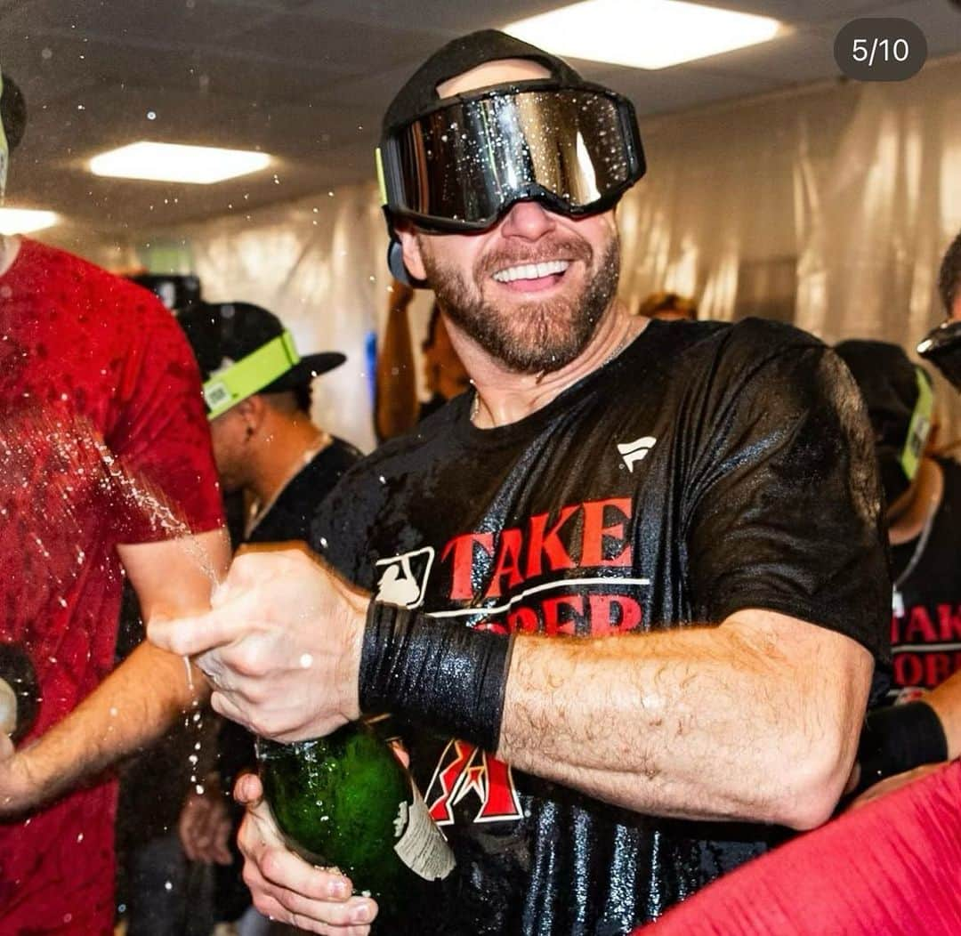 エバン・ロンゴリアさんのインスタグラム写真 - (エバン・ロンゴリアInstagram)「Who’s ready for more champagne? #takeoctober @dbacks @losdbacks @kelcgrant 📸」10月7日 9時32分 - evan.longoria3