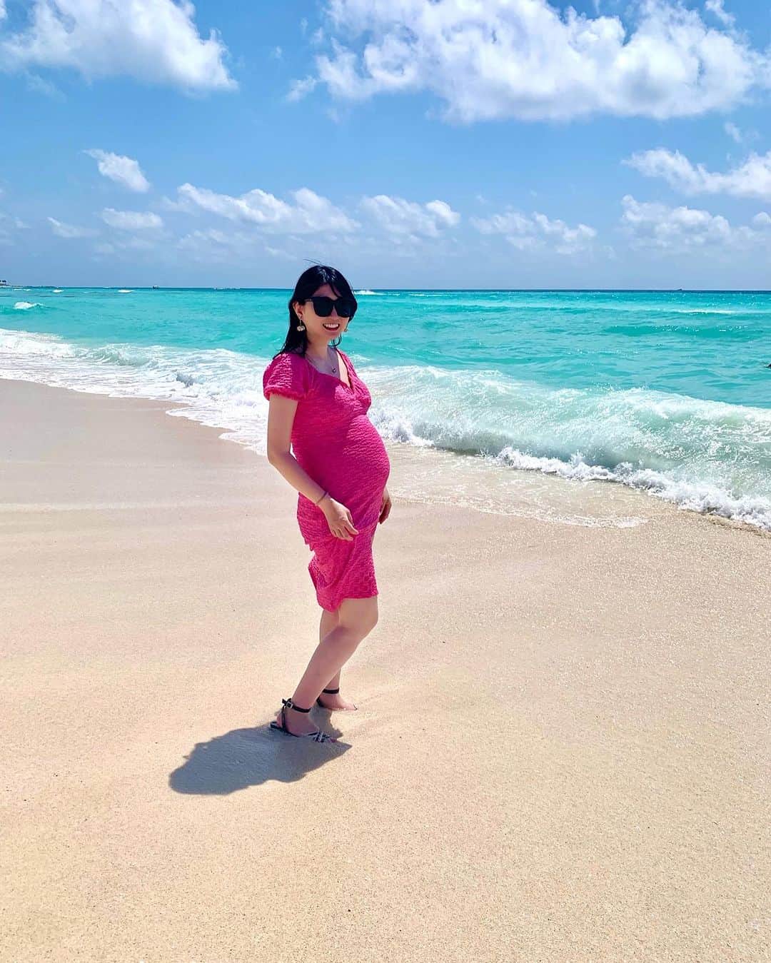 坂口莉果子さんのインスタグラム写真 - (坂口莉果子Instagram)「飛行機でサンフランシスコから約５時間で行けるカンクン🇲🇽✈️ 7ヶ月頃のお腹🤰  最上階のお部屋にアップグレードしていただいた😳  出産前の2人での最後の旅行はのんびりと過ごせました🌺 • • • #カンクン #メキシコ #カリブ海 #リゾート #ビーチ #海外旅行 #旅行 #カンクン旅行 #カンクンビーチ #海 #旅 #海外 #マタニティ#マタニティ #妊娠7ヶ月 #妊娠後期 #マタニティフォト #マタニティライフ #男の子ママ #妊婦コーデ #ママコーデ #マタ旅#アップグレード #リゾートホテル #マタニティコーデ  #cancun #mexico #beach  #resort #pregnant #maternity」10月7日 9時26分 - rikakosakaguchi