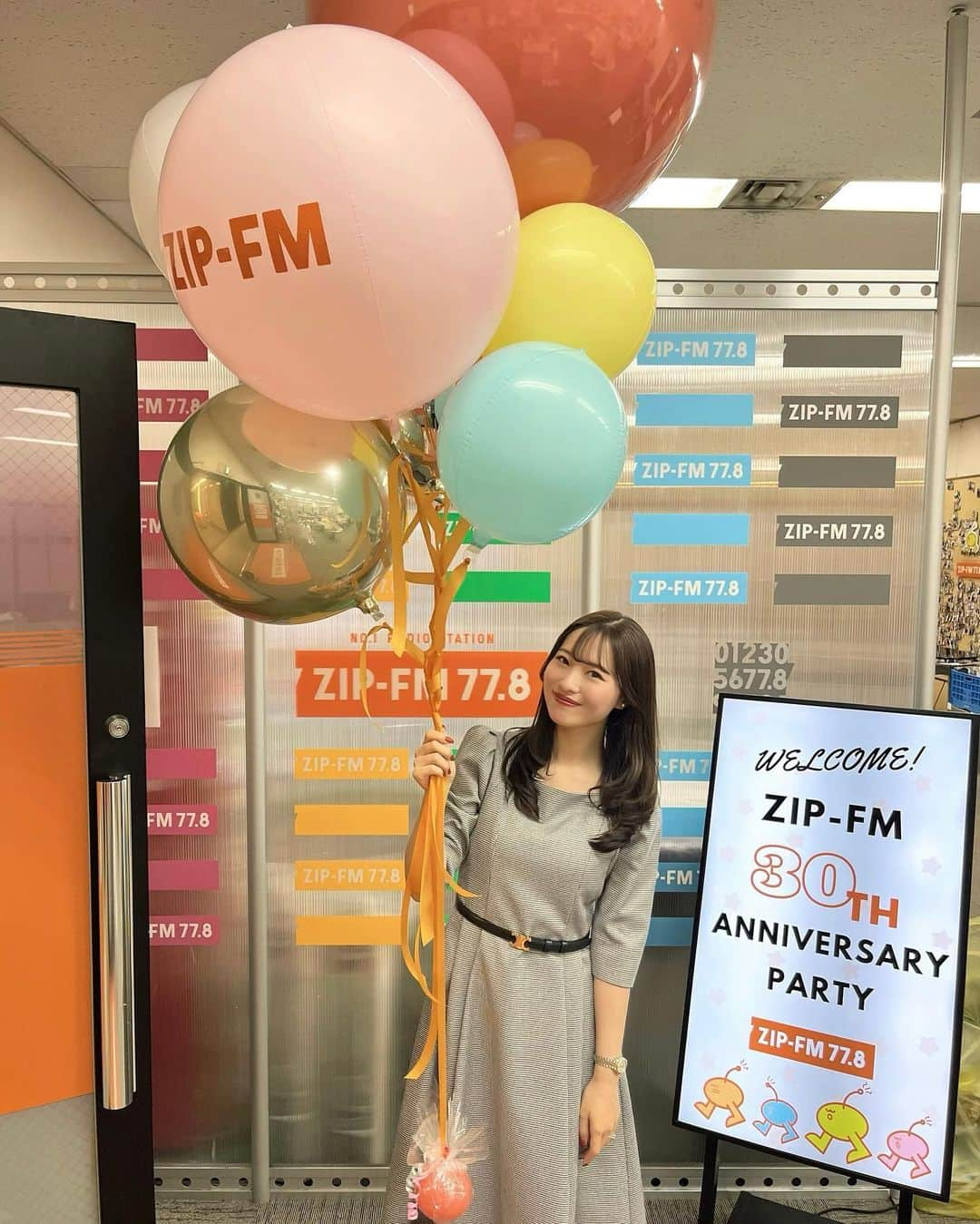 清里千聖のインスタグラム：「.   #🎂 おはようございます💕 ⁡昨日はZIP-FM周年パーティ🥳🧡 ナビゲーターをはじめ、 いつもお世話になっている方々が大集合でした👏🏻 30年という長い歴史の中に私も関われていることを とても嬉しく思います🥹💕  ⁡#📻 今日も13時からSparkling生放送です☺️💕 🎁もあるのでぜひ聴いてください🤍 #zipfm #zip30th #🥂」