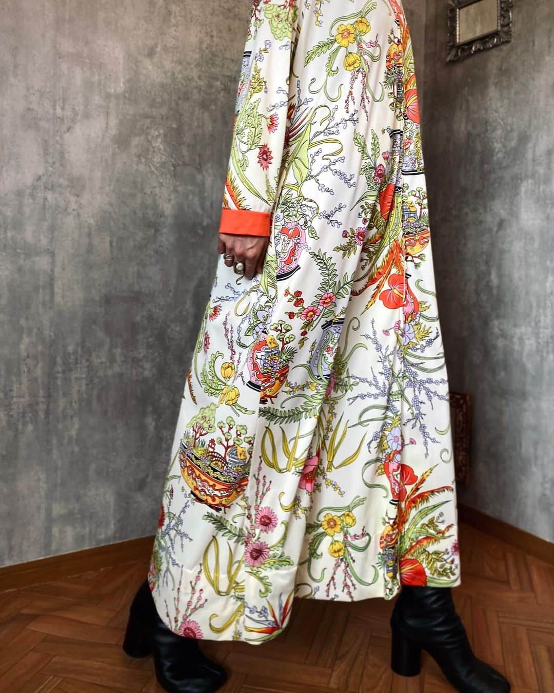 Chief used&vintageさんのインスタグラム写真 - (Chief used&vintageInstagram)「Online Store New Arrival 🟠 “1970s USA Floral House Dress” オンラインストアにて販売中  ７０sらしいのピースフルな柄が素敵なヴィンテージドレス。 ホワイト×色彩豊かなボタニカルパターンが 秋冬でも軽やかで明るい印象に。 ひとつひとつの柄まで細やかに描写されており、 その世界観に思わず見入ってしまいます。  なだらかにAラインに広がる落ち感のあるシルエットで、 大人びた印象でご着用いただけるのも魅力的です。 詳細はタグ付けよりオンラインストアにお進み下さい。  ※オンラインストアご注文分の 次回発送日は10/11(水)となります。 あらかじめご了承の上、ご利用くださいませ。」10月7日 9時30分 - chief_vintage_