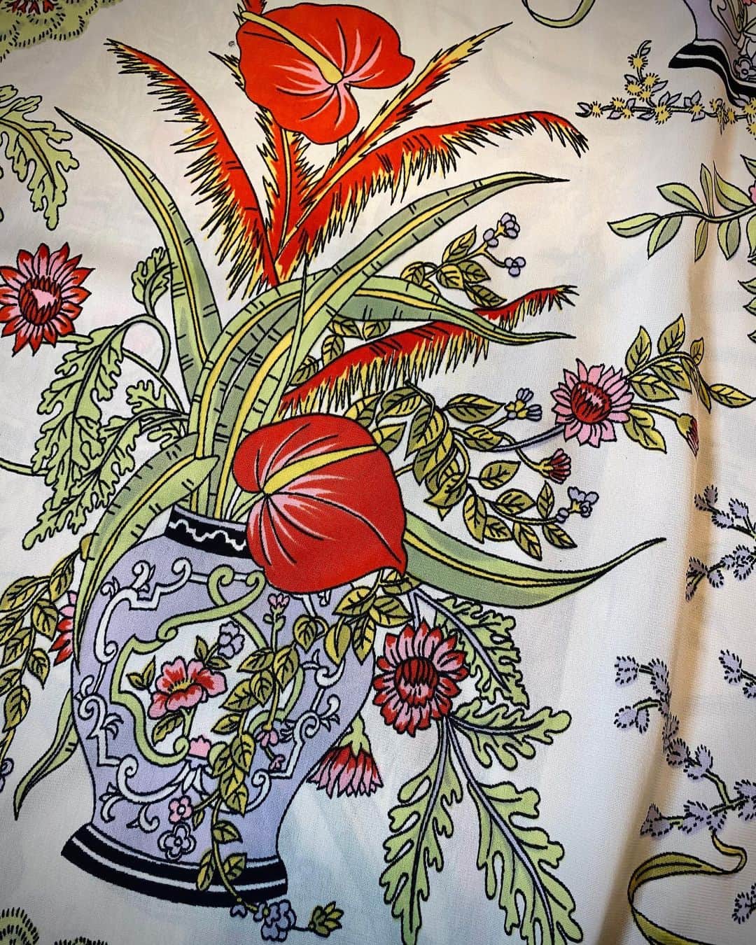Chief used&vintageさんのインスタグラム写真 - (Chief used&vintageInstagram)「Online Store New Arrival 🟠 “1970s USA Floral House Dress” オンラインストアにて販売中  ７０sらしいのピースフルな柄が素敵なヴィンテージドレス。 ホワイト×色彩豊かなボタニカルパターンが 秋冬でも軽やかで明るい印象に。 ひとつひとつの柄まで細やかに描写されており、 その世界観に思わず見入ってしまいます。  なだらかにAラインに広がる落ち感のあるシルエットで、 大人びた印象でご着用いただけるのも魅力的です。 詳細はタグ付けよりオンラインストアにお進み下さい。  ※オンラインストアご注文分の 次回発送日は10/11(水)となります。 あらかじめご了承の上、ご利用くださいませ。」10月7日 9時30分 - chief_vintage_
