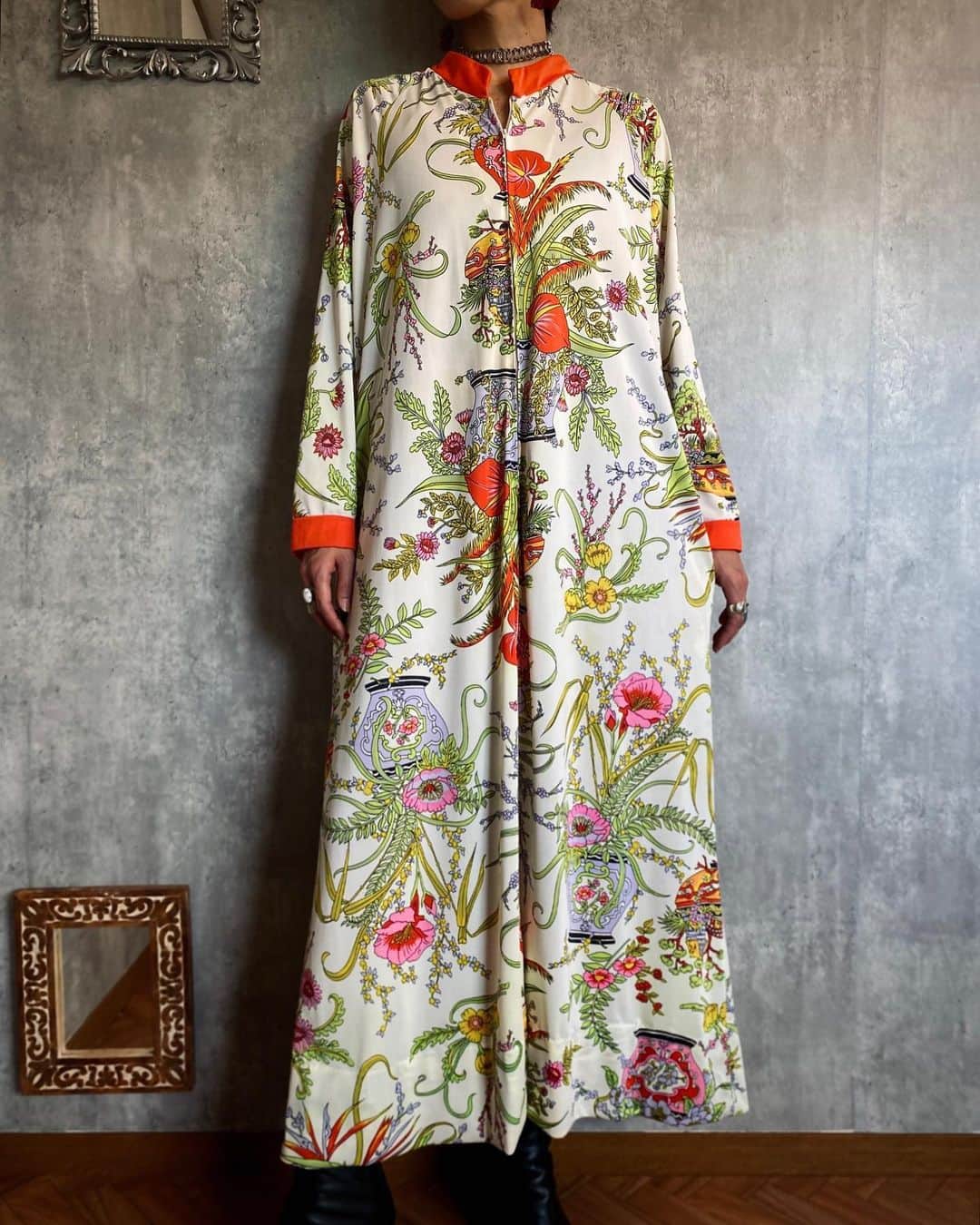 Chief used&vintageのインスタグラム：「Online Store New Arrival 🟠 “1970s USA Floral House Dress” オンラインストアにて販売中  ７０sらしいのピースフルな柄が素敵なヴィンテージドレス。 ホワイト×色彩豊かなボタニカルパターンが 秋冬でも軽やかで明るい印象に。 ひとつひとつの柄まで細やかに描写されており、 その世界観に思わず見入ってしまいます。  なだらかにAラインに広がる落ち感のあるシルエットで、 大人びた印象でご着用いただけるのも魅力的です。 詳細はタグ付けよりオンラインストアにお進み下さい。  ※オンラインストアご注文分の 次回発送日は10/11(水)となります。 あらかじめご了承の上、ご利用くださいませ。」