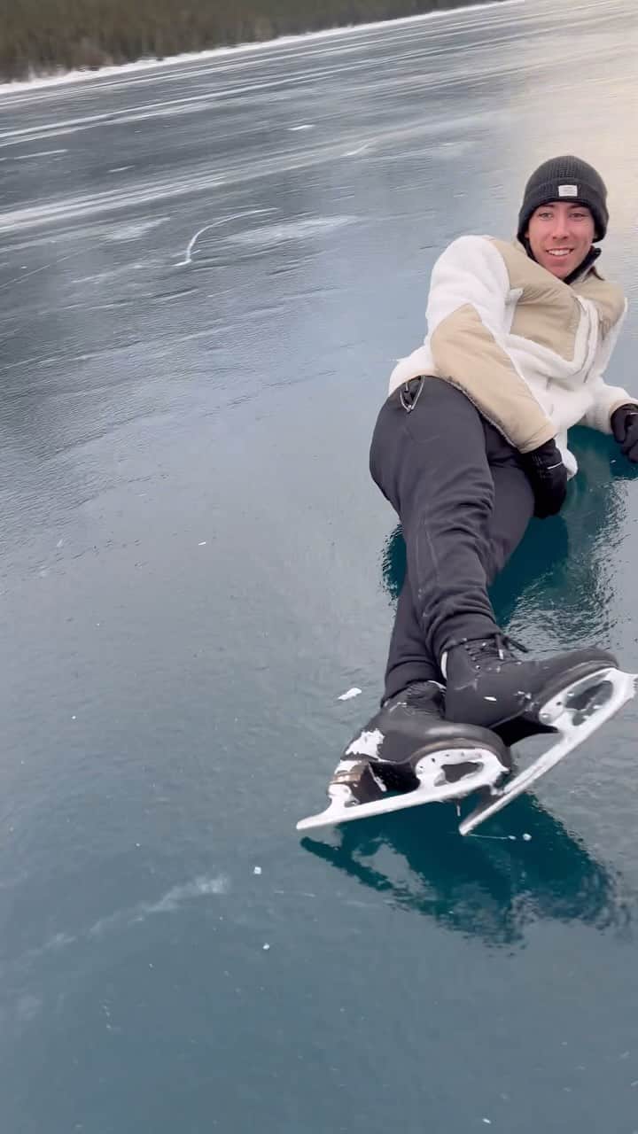 ブライス・シューダックのインスタグラム：「It isn’t always sunshine and rainbows people 😅   #failfriday #figureskating #ouch #keepitreal」