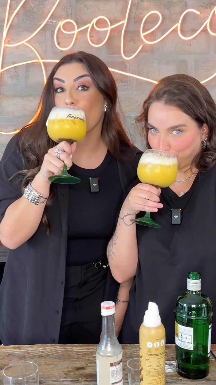 Bruna Unzuetaのインスタグラム：「E o booteco de hoje é especial, vocês pediram e ela veiooo @leticiastuchi  Gente,  pensa em uma mamãe pra frente?! Ela chegou acelerando a mobilete e me levou na garupa kkkkk!   Drink Faceiro: - 1 dose de gin (50ml) - Suco de maracujá (100 ml) - 3 colheres de xarope de gengibre - 1/2 Refrigerante artesanal de limão - Espuma de gengibre  - Gelo.」