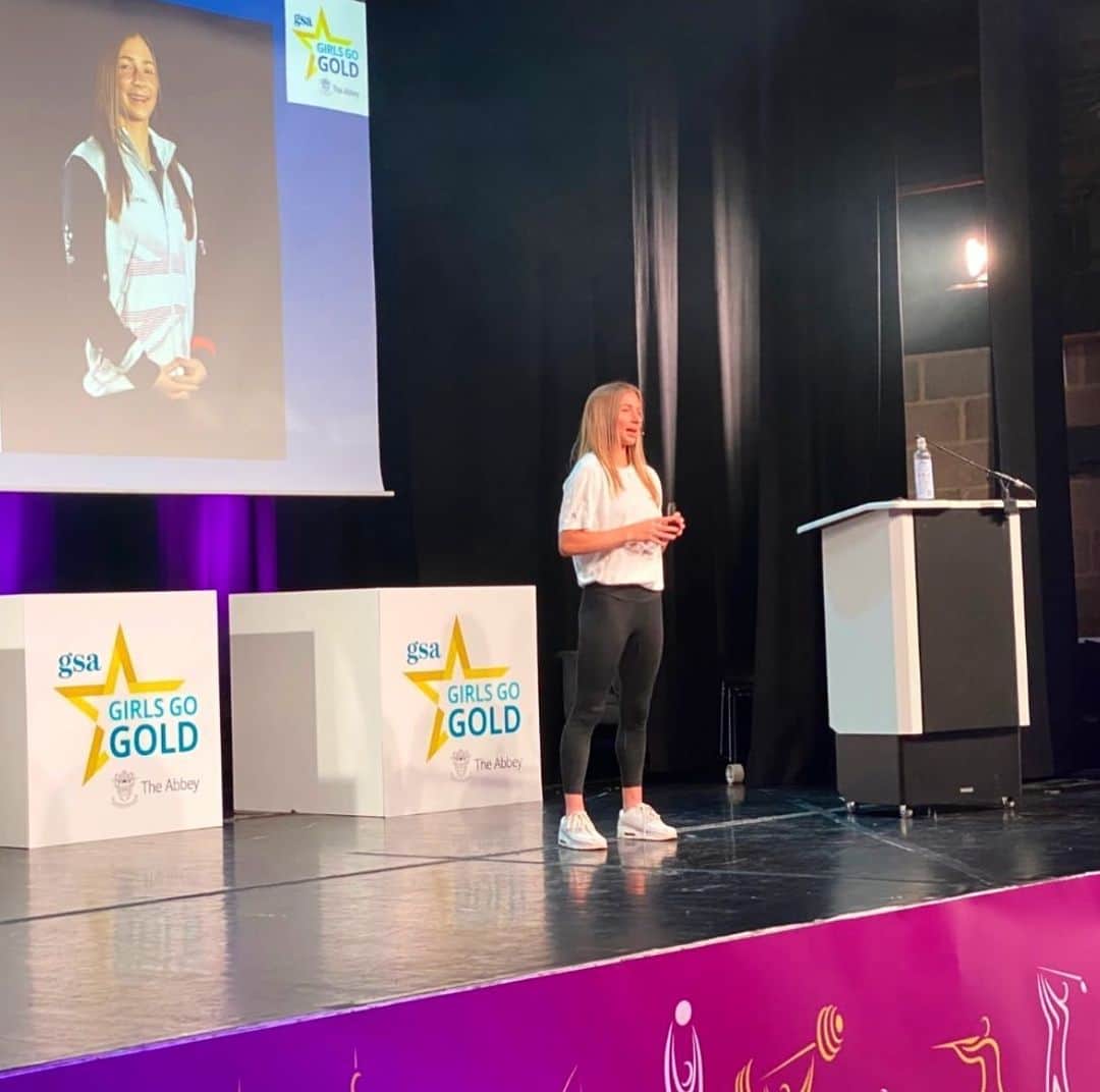 ケリー・シムのインスタグラム：「Last months Girls Go Gold Conference alongside some incredible sportswomen and practitioners 💞🤩  One of the UKs largest celebrations of young women in sport with 500 girls from 40 schools! 👏🏼 Honour to be a part of such an amazing event 🎙️   @katherinegraingerdbe @realdeniselewis @sarah_hunter8 @zeealema @loulousuggers   #GirlsGoGold #WomenInSport #GirlsEducation #InspiringStories #Keynote」