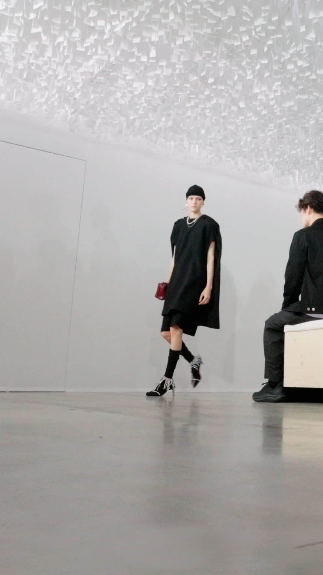 ジルサンダーのインスタグラム：「#JILSANDER  Women’s and Men’s Spring/Summer 2024 Watch the full show on jilsander.com   #JilSanderbyLucieandLukeMeier」