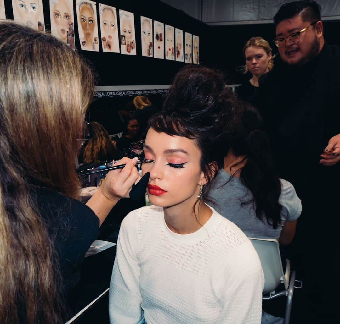 ルマ・グローテのインスタグラム：「Getting ready is my favorite part - Observing the artist in the process of creation, looking at you like canvas with Infinite possibilities.   @thevalgarland @stephanelancien @austri_mua @lorealparis」