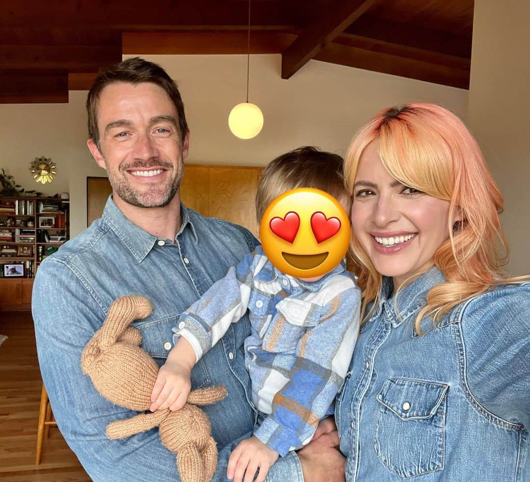 ロバート・バックリーのインスタグラム：「Happy Birthday to the people’s champion, @jennywade! From the moment you arrived on the scene, you have rocked the very hardest. You’re impossibly cool, infinitely patient and thoroughly awesome. You > the rest. I love you. We love you. Here’s to many more years of wearing matching Canadian tuxedos together.」