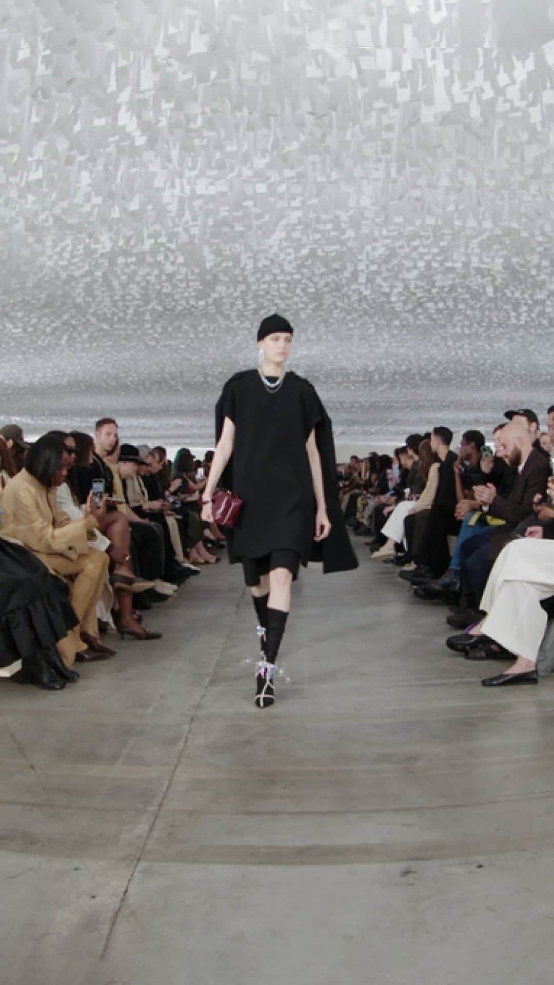 ジルサンダーのインスタグラム：「#JILSANDER  Women’s and Men’s Spring/Summer 2024 Watch the full show on jilsander.com   #JilSanderbyLucieandLukeMeier」