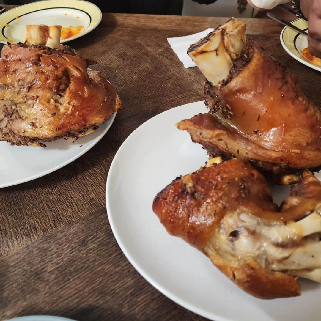 チョン・ヒョンムのインスタグラム：「축하해 다니엘♡  식장에서 보자😘  SCHWEINSHAXE für Ihr schönes Paar」