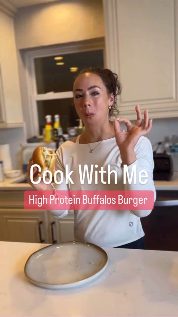 Camille Leblanc-Bazinetのインスタグラム：「Our NEW COOKBOOK, Win In The Kitchen, is LIVE on the website! & here’s a high protein buffalo ranch chicken burger!🤤  Directly from our NEW COOKBOOK, Win In The Kitchen!  1 lb. ground chicken 1/4 cup whole wheat breadcrumbs 1 tsp. garlic powder 2 tsp. red pepper flakes 1/2 cup Buffalo wing sauce 2 tbsp. light ranch dressing Salt and pepper, to taste 4 burger buns Shredded iceberg lettuce, for serving (optional)  SERVES 4 Nutrition facts (per serving): 29g protein; 26g carbs; 14g fat 217  From one of our favorite condiments - buffalo sauce, to the yummy sizzlin’ chicken patties, to our Win In The Kitchen homemade ranch…. This recipe better be on your menu this week!😍🍔  Every single recipe coming for you soon is high protein, low fat, easy and DELICIOUS!  Breakfast, lunch, dinner, snacks, sauces - we’ll have it all!  GRAB YOURS WHILE YOU CAN!🔥」