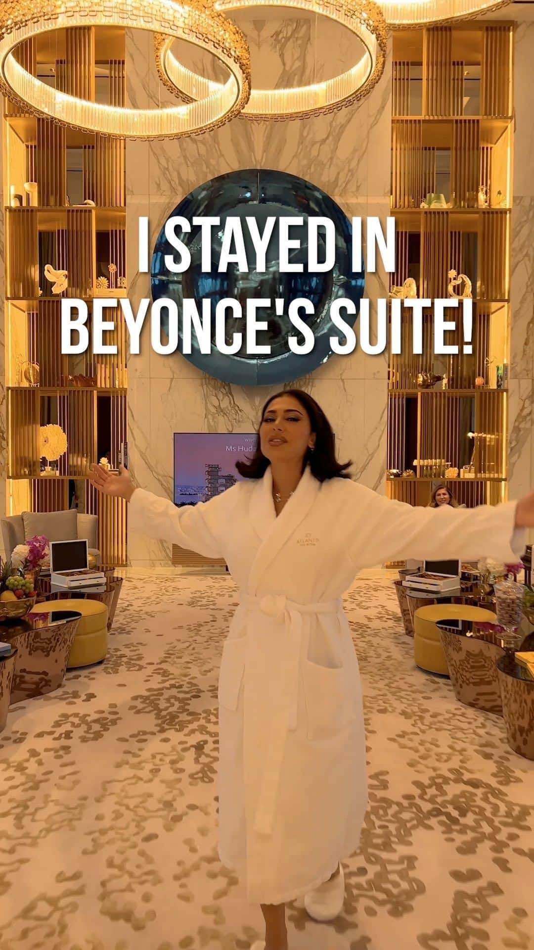 Huda Kattanのインスタグラム：「I am SOOO grateful I spent my 40th bday in the Royal Mansion at @atlantistheroyal, I literally felt like royalty. It’s the most insane suite I’ve ever stayed in. Thank you so much @AtlantisTheRoyal for spoiling me and my family, you guys are the best ❤️ #AtlantisTheRoyal #invited」