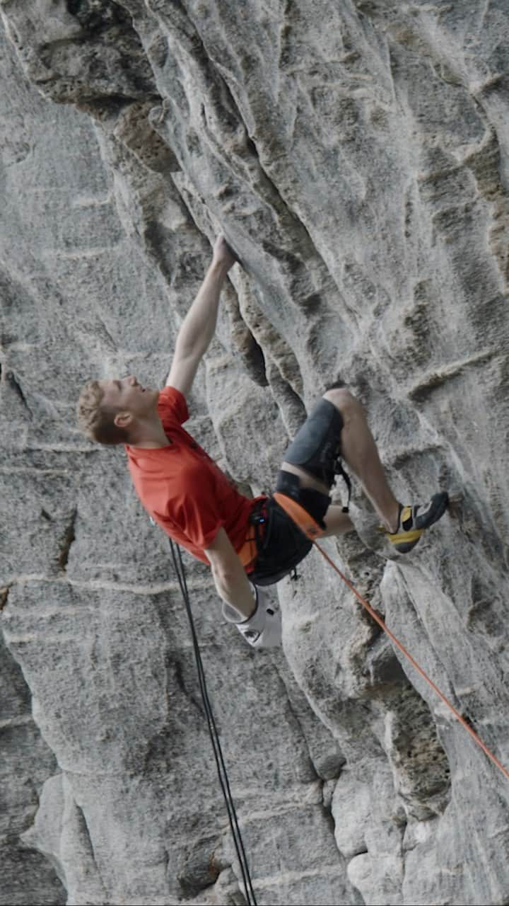 ヤコブ・シューベルトのインスタグラム：「Still makes my heart drop when I watch this 😬  That was a very close call and without a doubt the craziest moment I had during a hard ascent.  A hold break on the last few meters of a project is the last thing you would want and almost ruined my ascent of B.I.G. Interestingly, I held on to it many times before and that bastard didn’t show any signs of instability. Guess it also made some of you watching the live stream jump off the couch, sorry for that! 😂  Video by @alpsolut.pictures / @moritz.klee   @mammut_swiss1862 @gloryfy_unbreakable @raiffeisentirol @subaru_austria @lasportivagram @thecrag_worldwide  #rockclimbing #climbing #climbingvideo #klettern #sportclimbing #athlete」