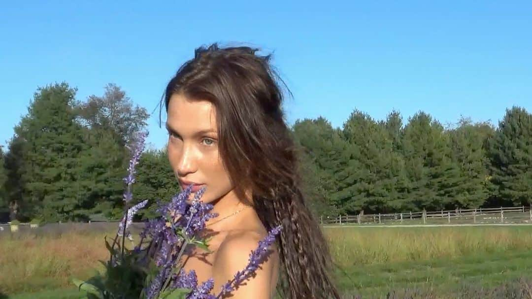 ベラ・ハディッドさんのインスタグラム写真 - (ベラ・ハディッドInstagram)「Little miss lavender ™️  💜」10月7日 0時57分 - bellahadid