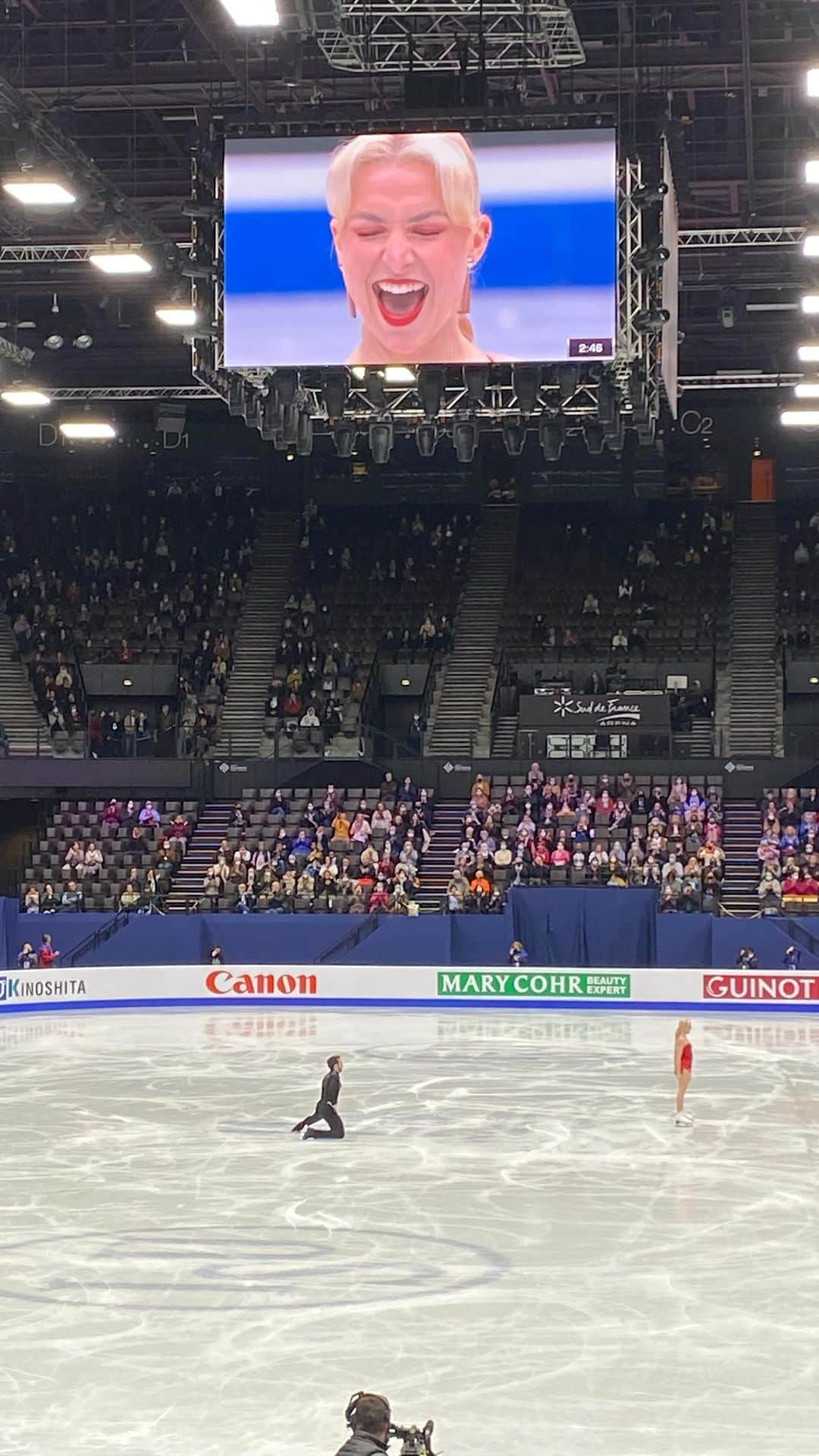 オリヴィア・スマートのインスタグラム：「Up close and personal with the last moments before going out to compete! ⛸️  #figureskating #iceskating #patinajeartistico」