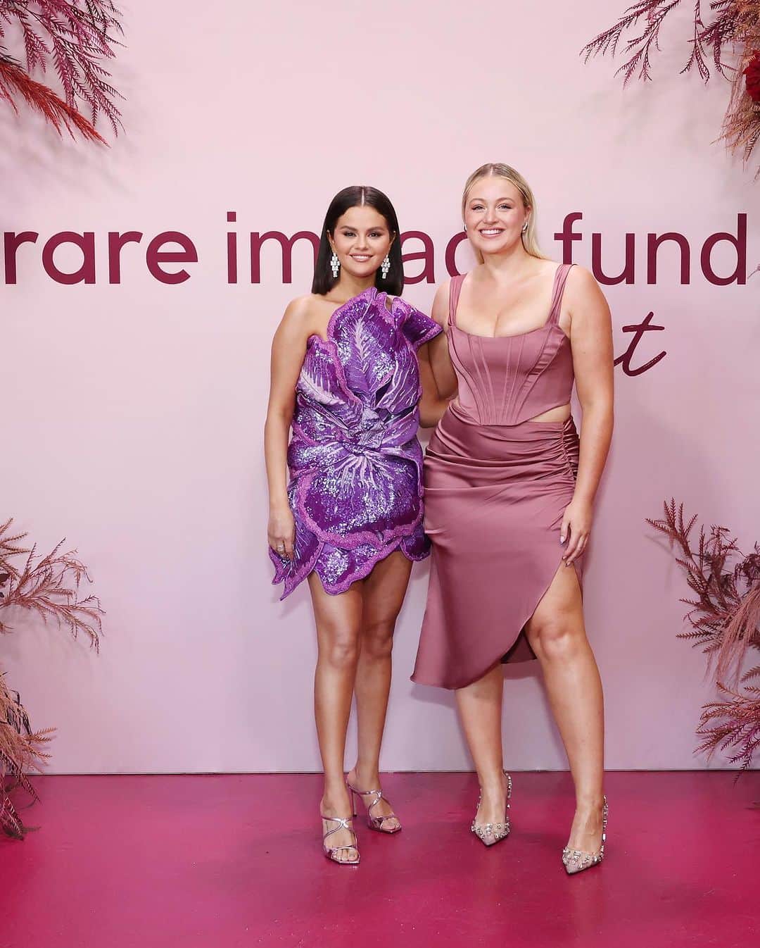 イスクラ・ローレンスのインスタグラム：「Processing how unreal it was to meet @selenagomez and learn even more about the incredible work @rarebeauty impact fund is doing worldwide wide for Mental Health awareness, access to support and more   Being in Selena’s presence you feel her pureness, kindness and the way she makes everyone feel seen and valued. She gave everyone one of us the time to talk with her even with so many people at the event and I got to ask her one of your questions “what makes you most proud” to which she said “The rare impact fund” then she got a little emotional and said “and my sister”  I’ve met so many humans but this few minutes and this incredible event is a forever memory I hope more people can lead with their heart, have empathy for others and give more the way Selena does she truly is an angel and I can’t wait to continue to support the work they’re doing because mental health is health   Thank you to @paywithcatch for inviting me love that your mission is to help eliminate consumer credit card debt because debt can be a contributor to depression, anxiety and financial abuse. Without sponsors like you the gala wouldn’t happen and thank you for giving to such an important cause and one that’s so dear to my heart   Excited for a future where mental health is not stigmatised and access to help and support is widely available, affordable and inclusive of all people💕  Photo Credits: Stefanie Keenan Getty Images and @monicaschipper for Rare Impact Fund   . . . . .  #rarebeauty #rarebeautygala #paywithcatch #selena #selenagomez #mentalhealth #mentalhealthawareness #mentalhealthishealth #rareimpactfund」
