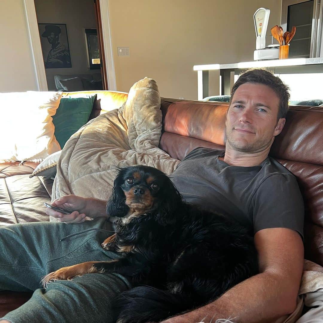 スコット・イーストウッドのインスタグラム：「Yea…. A 13 lb dog runs my life.  What of it?」