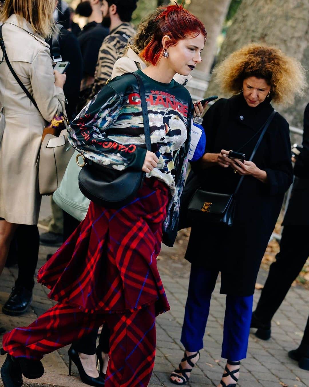 Dazed Magazineさんのインスタグラム写真 - (Dazed MagazineInstagram)「Glued-on bows and gothic tees: more street style from SS24 👀 💥⁠ ⁠ Photographer @modehunter captured London’s hottest looks for SS24 – from shredded-up emo slogan t-shirts to Bella Hadid-style eyewear, and ribbons tacked onto every surface imaginable.⁠ ⁠ Tap the link in bio to see more 🔗⁠ ⁠ #DazedFashion ⁠#Streetstyle #SS24」10月7日 1時06分 - dazed