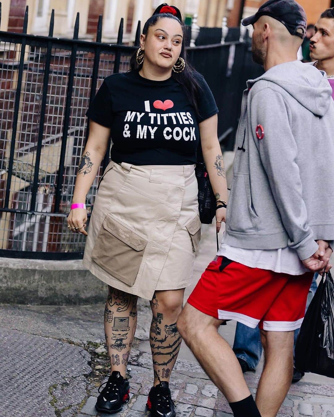 Dazed Magazineのインスタグラム：「Glued-on bows and gothic tees: more street style from SS24 👀 💥⁠ ⁠ Photographer @modehunter captured London’s hottest looks for SS24 – from shredded-up emo slogan t-shirts to Bella Hadid-style eyewear, and ribbons tacked onto every surface imaginable.⁠ ⁠ Tap the link in bio to see more 🔗⁠ ⁠ #DazedFashion ⁠#Streetstyle #SS24」