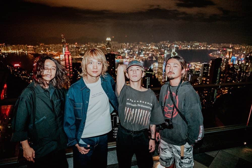 Taka のインスタグラム：「明日は久々の香港！！ 野外2万人のちょー楽しみにしてたステージなのに、、、 なんだかできるかわからなくなってきている。。。 切な過ぎ。 香港お願い！やらせて！😢」