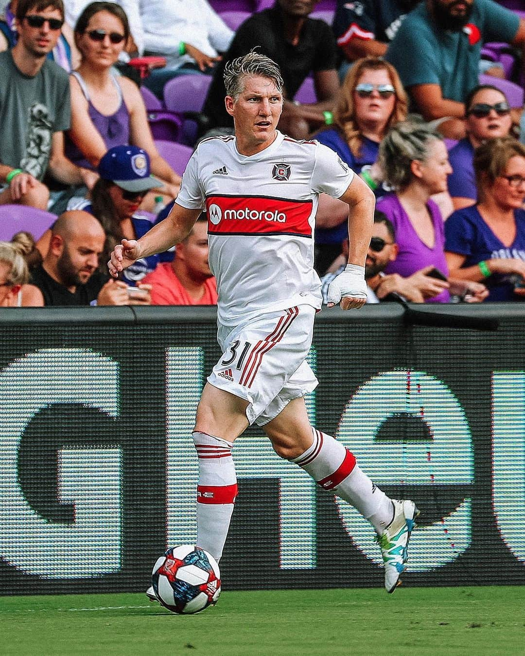 バスティアン・シュヴァインシュタイガーのインスタグラム：「OTD: Bastian Schweinsteiger hung up his boots on October 6, 2019 after playing the final match of his illustrious career with the 🔥.  Thank you for the unforgettable moments, Basti!」