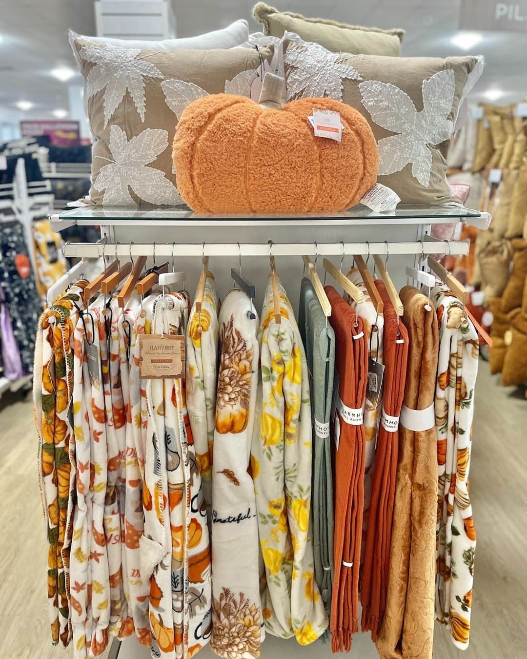 HomeGoodsさんのインスタグラム写真 - (HomeGoodsInstagram)「Peak foliage around here 🍁🍃🍂 Save on festive fall finds to bring the outdoors in.」10月7日 1時00分 - homegoods