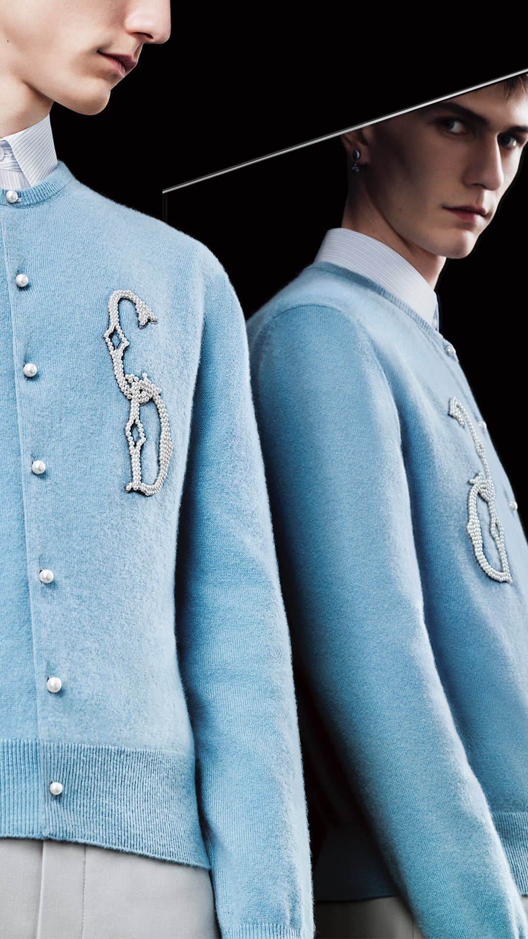 のインスタグラム：「A masterful reimagining and rejuvenation of timeless fashion inspires the spirit of the #DiorWinter23 collection by @MrKimJones. Whether it be a round neck sweater or a cardigan, these sculptural silhouettes demand attention with their intricate beaded CD embroidery. Crafted from plush fabrics, these garments flawlessly punctuate jeans, imbuing any outfit with effortless charisma. © @RafaelPavarotti_」