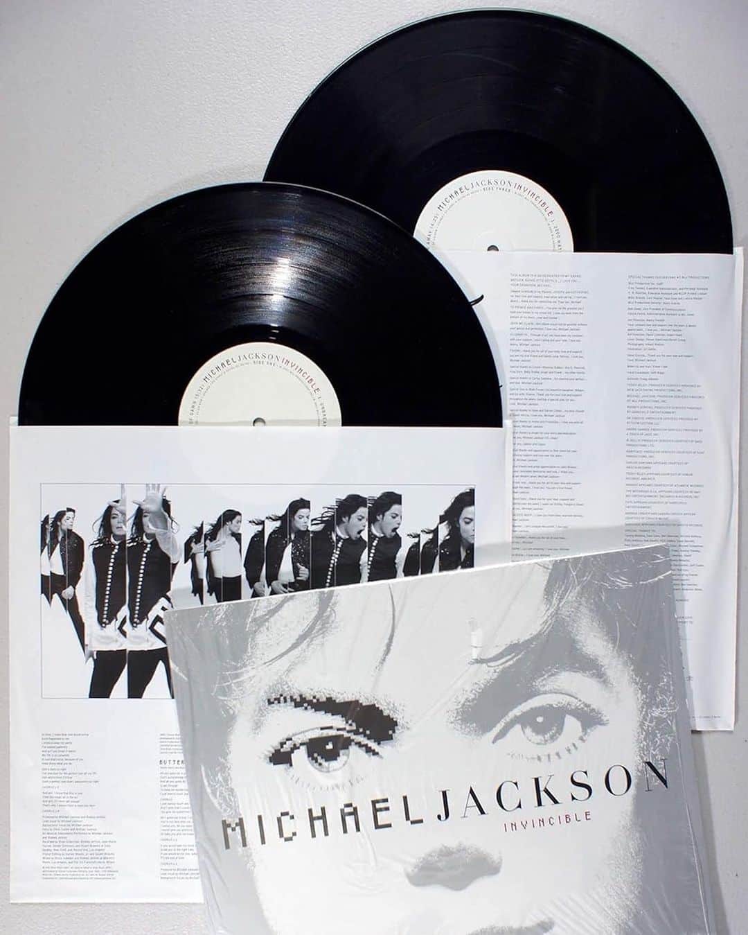 マイケル・ジャクソンのインスタグラム：「Michael’s “Invincible” album was released this month in 2001, and at 77 minutes with 16 songs (15 of which are written by Michael), it is his most expansive. It was awarded the best album of the 2000s decade by Billboard magazine readers and today it is likely his most discussed album in the fan forums. What is your favorite track? Hit the link in stories to listen to “Invincible” now and share your selections in the comments.」