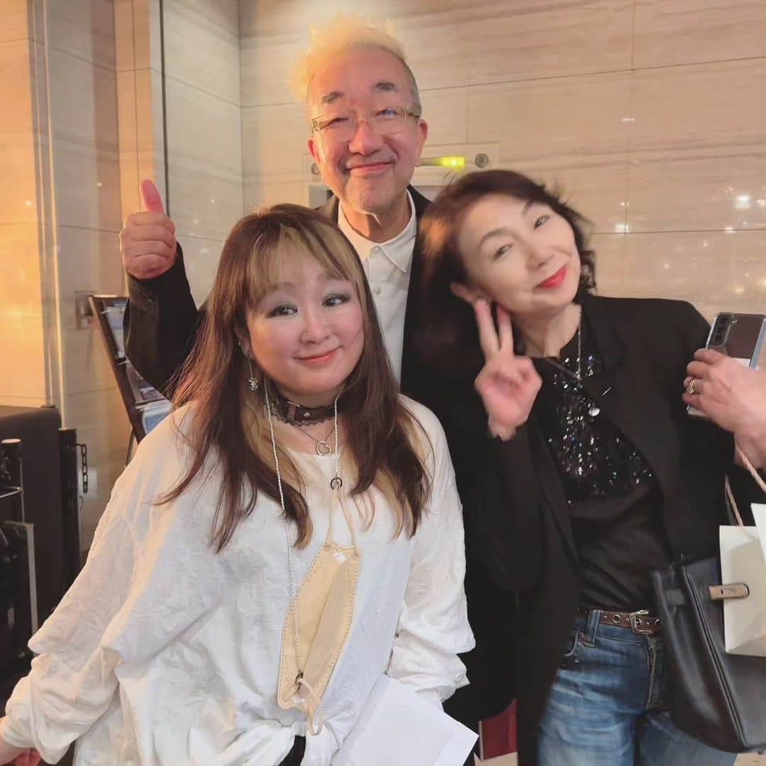 音無美紀子のインスタグラム：「秋ですね。 芸術鑑賞の秋、読書の秋、食欲の秋、 今年は秋が短いって言うわね。そうよね、ついこの間まで夏日だったものね。  そんな秋の日、 今日は歌姫、澤田知可子さんのデビュー36周年コンサートに行って来ました。 有楽町にある、その名も I ,MASHOW 　アイマショウ って言う劇場。 素敵なネーミングよね。 さて、コンサートもとても素敵でした。 張りのある声、声量、表現、、、益々磨きがかかって、素晴らしかったです。 ちかちゃんトークも冴え渡る(笑) 本当にお話が上手だわ。  そして、３日前になるけれど、ヴェネチア室内合奏団の演奏会に行って来ました。 もう、こちらも、本当に素敵でした。 心にスッーと入ってくる弦の音の心地よさ、８人編成の合奏団の息のあった演奏に鳥肌が立ち、思わずブラボーと叫びました。  ああ、心の洗濯、脳に癒しを。 さあて、秋の夜長、読書の楽しみも。  #澤田知可子 #小野澤篤 #ヴェネチア室内合奏団公演 #芸術鑑賞の秋にてふ」