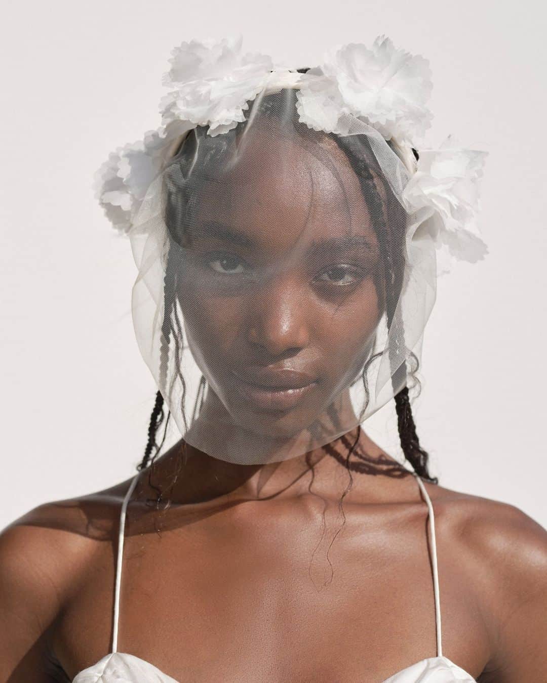 For Love & Lemonsのインスタグラム：「A dress to fall in love all over again in 🤍 The Olivia Gown and Courtney Headband Veil #forloveandlemons」