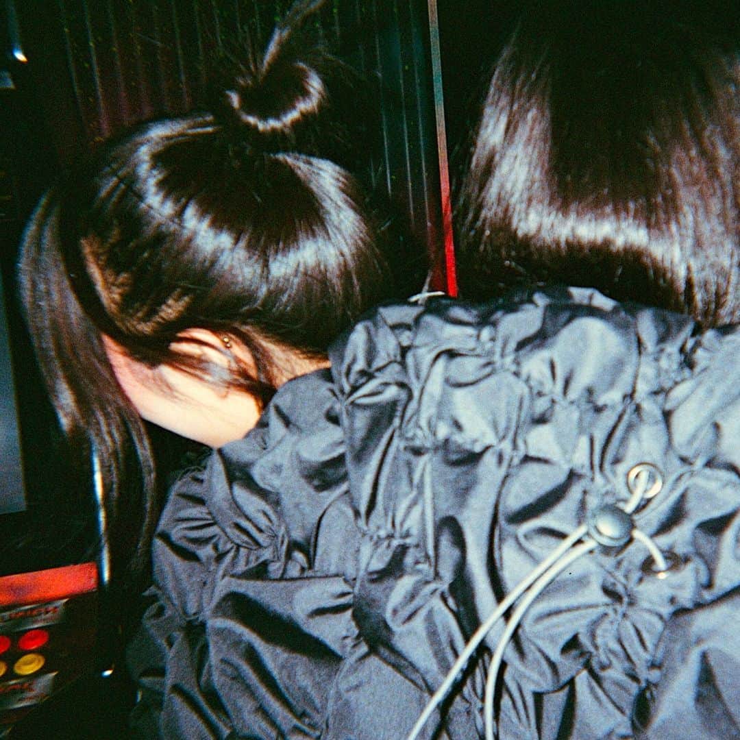 Dazed Magazineさんのインスタグラム写真 - (Dazed MagazineInstagram)「@COUCOUCHLOE arrives at @NQ64arcadebars in Shoreditch and almost immediately spills a drink over herself 👾⁠ ⁠ Although her ultra-gorpcore @anaselivanova jacket is collateral damage, she styles it out – her skin and hair glisten with a glass’s worth of booze and she adds a slick of lipgloss to finish the wet look. The bar we’re in is dark and neon-lit with flashing retro consoles and a very loud Chief Keef soundtrack.⁠ ⁠ The @nuxxe_ collective member has just released mixtape Fever Dream, a collection that is “two years of friends and life and everything”, she says. It draws together an impressive crop of collaborators including @eartheater 645ar @louisbrodinski @iamrealnene and mop-haired teen rapper @mattox⁠ ⁠ The cover art is a sketched caricature of COUCOU CHLOE, with an exaggeratedly large forehead, droopy-lidded eyes and a plumped-up, dissociative pout. “I liked the idea of a caricature, or a grotesque, as a way to let go... It was really interesting to see the perspective of someone who doesn’t know me at all. It's like, ‘What do you see?’”⁠ ⁠ Read the full interview through the link in our bio 🔗⁠ ⁠ ✍️ @felicitaaaay⁠ 📷 @hattirex⁠」10月7日 1時02分 - dazed