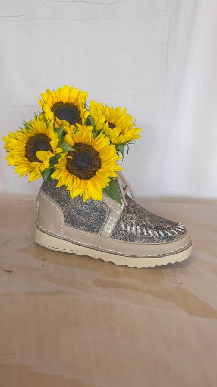 アグのインスタグラム：「You can call us fans of craftsmanship, regenerative and ceramic.  Our Regenerate by UGG collection is made with materials that originate from farms that practice regenerative agriculture, which helps restore soil, encourages wildlife diversity, captures carbon in the ground, and preserves the land for future generations.   🎥: @boypotts   #UGG #FeelsLikeUgg」