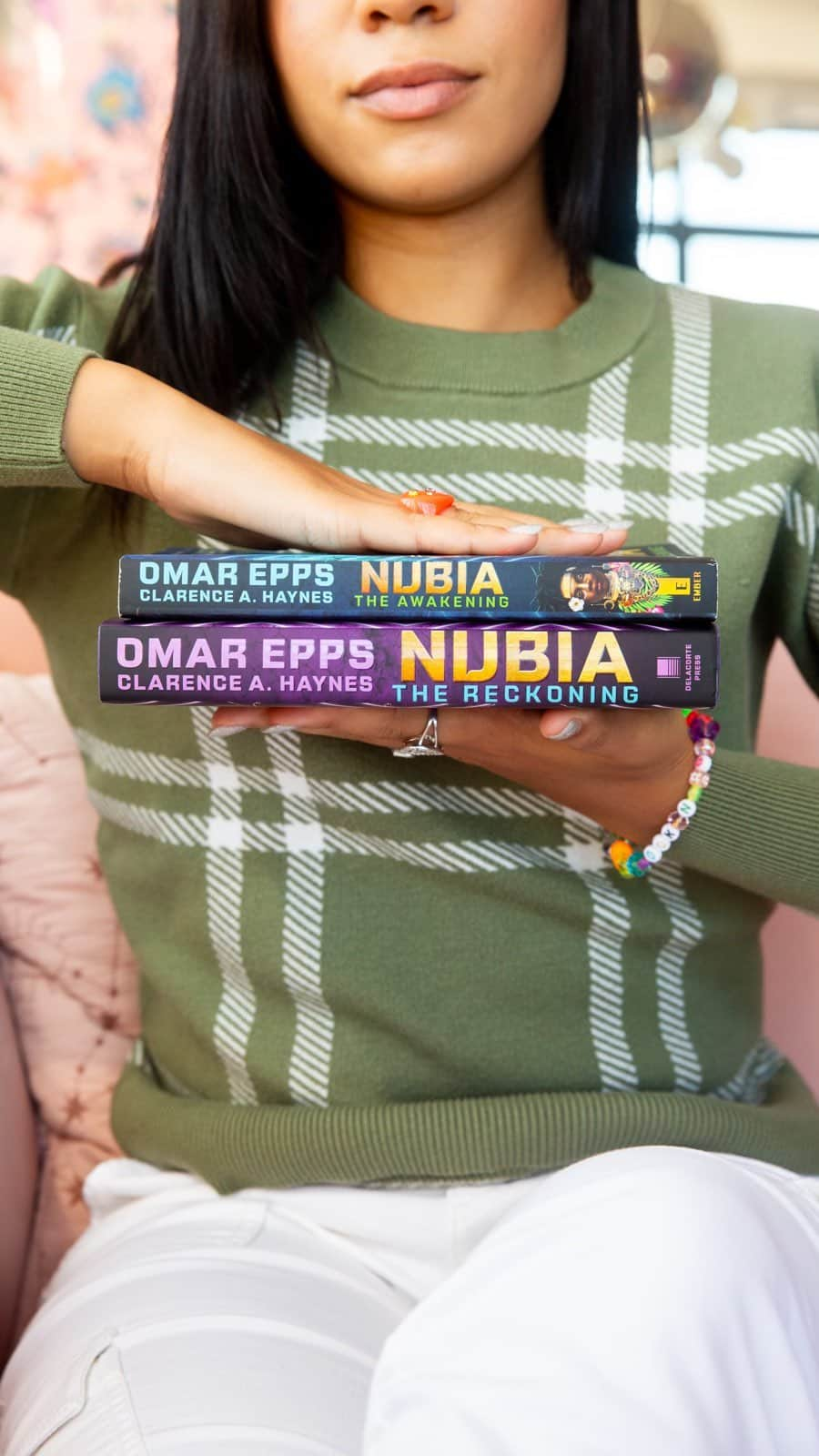 オマー・エップスのインスタグラム：「Dystopian New York? Sky King? Crazy powers? Say no more 😌  ICYMI, Nubia: The Reckoning is available wherever books are sold (and pairs perfectly with Nubia: The Awakening in paperback) 🙌🏾」