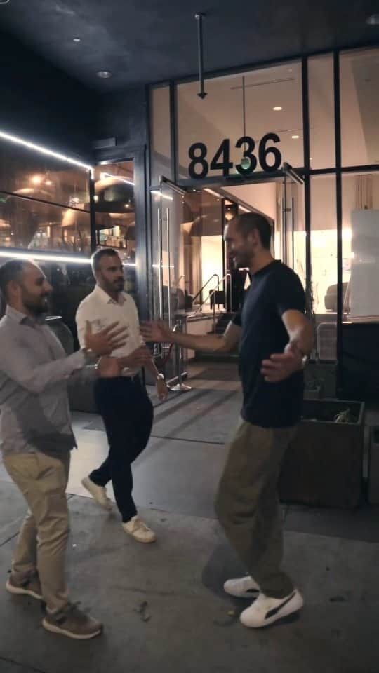 ジョルジョ・キエッリーニのインスタグラム：「Alla domanda sul tram non potevo che rispondere Giorgio Chiellini!😂 È stato un piacere ospitare qui a Los Angeles gli amici di @serieaoperazionenostalgia Da anni stanno facendo un lavoro meraviglioso e mi hanno dato anche delle anticipazioni sui loro prossimi raduni del 2024, ma non posso dirvi altro!🤐 Ci rivediamo presto ragazzi! 👀🙌🏻 #OperazioneNostalgia #GiorgioChiellini #Chiellini #LosAngeles」