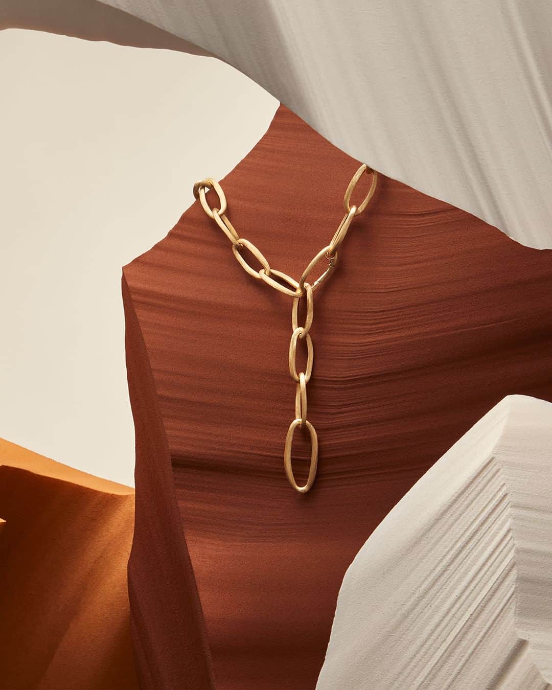 マルコ ビチェゴのインスタグラム：「Elegance interlocked: Discover the beauty of the latest additions to our Jaipur Link collection. Jewelry pieces that exude a subtle elegance and gracefully complement your style.   #marcobicego #jewelry #gold #madeınıtaly」