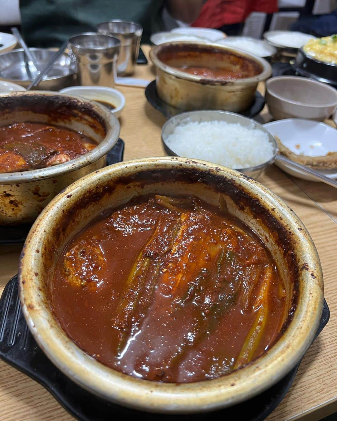 戸田れいさんのインスタグラム写真 - (戸田れいInstagram)「🤤🍚🥢❤️‍🔥 韓国で食べた美味しかったものたち🇰🇷  #深夜の飯テロ  カルビチム ビビンククス 太刀魚の煮付け タッカンマリ(これ本当に優勝🏆) カンジャンケジャン 純豆腐  あと載せきれなかったけど生まれて初めてチャドルバギも食べたよ🤤  東大門の路地裏にあるタッカンマリがとにかく信じられないくらい美味しかったから本気でオススメしたい🥹✨ 〆のうどんまで最高でした🫶🏼 陳玉華ハルメ元祖タッカンマリ🐓  南大門にある太刀魚横丁にある太刀魚の煮付けはめちゃくちゃ辛いけどしっかりお出汁出てて美味しかったなぁ❤️‍🔥 中央食堂𓆛𓆜𓆝𓆞𓆟  写真見返すだけで幸せな気持ちになるなぁ🫰🏼」10月7日 1時20分 - rei_toda