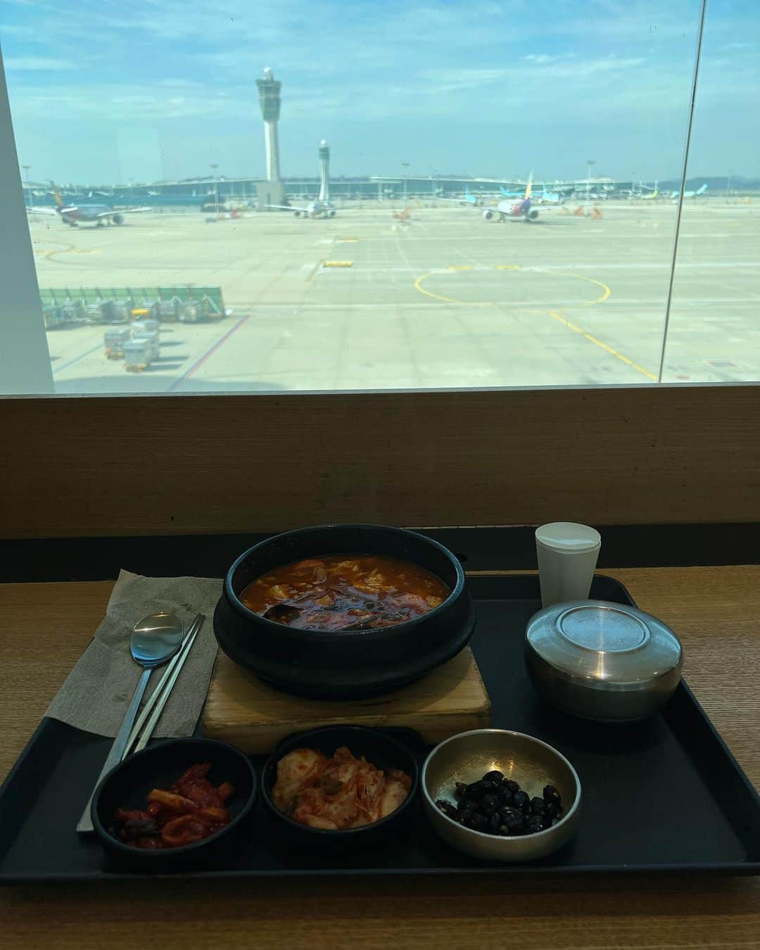 戸田れいさんのインスタグラム写真 - (戸田れいInstagram)「🤤🍚🥢❤️‍🔥 韓国で食べた美味しかったものたち🇰🇷  #深夜の飯テロ  カルビチム ビビンククス 太刀魚の煮付け タッカンマリ(これ本当に優勝🏆) カンジャンケジャン 純豆腐  あと載せきれなかったけど生まれて初めてチャドルバギも食べたよ🤤  東大門の路地裏にあるタッカンマリがとにかく信じられないくらい美味しかったから本気でオススメしたい🥹✨ 〆のうどんまで最高でした🫶🏼 陳玉華ハルメ元祖タッカンマリ🐓  南大門にある太刀魚横丁にある太刀魚の煮付けはめちゃくちゃ辛いけどしっかりお出汁出てて美味しかったなぁ❤️‍🔥 中央食堂𓆛𓆜𓆝𓆞𓆟  写真見返すだけで幸せな気持ちになるなぁ🫰🏼」10月7日 1時20分 - rei_toda