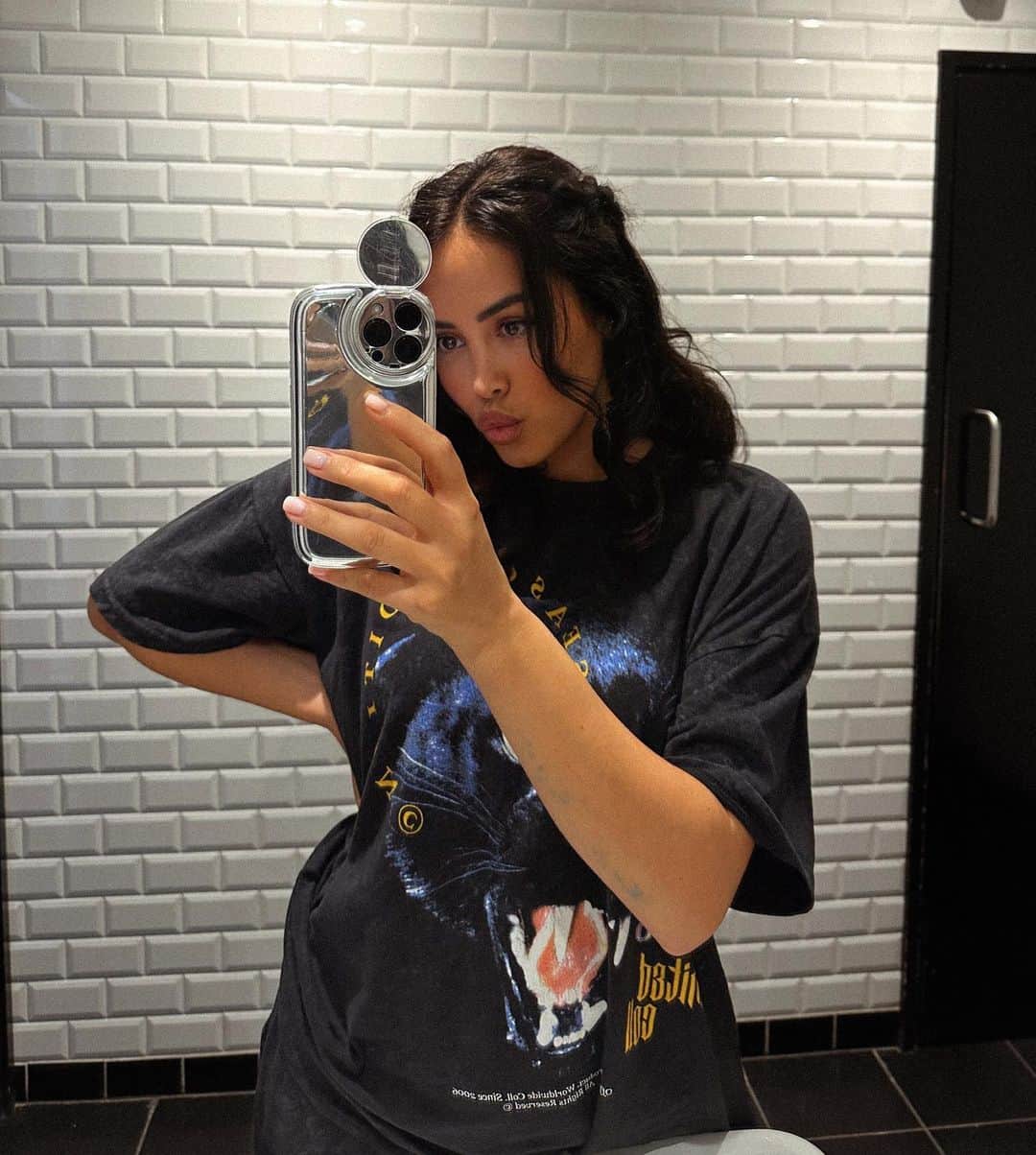 マーニー・シンプソンのインスタグラム：「Standard toilet selfie 🤳」