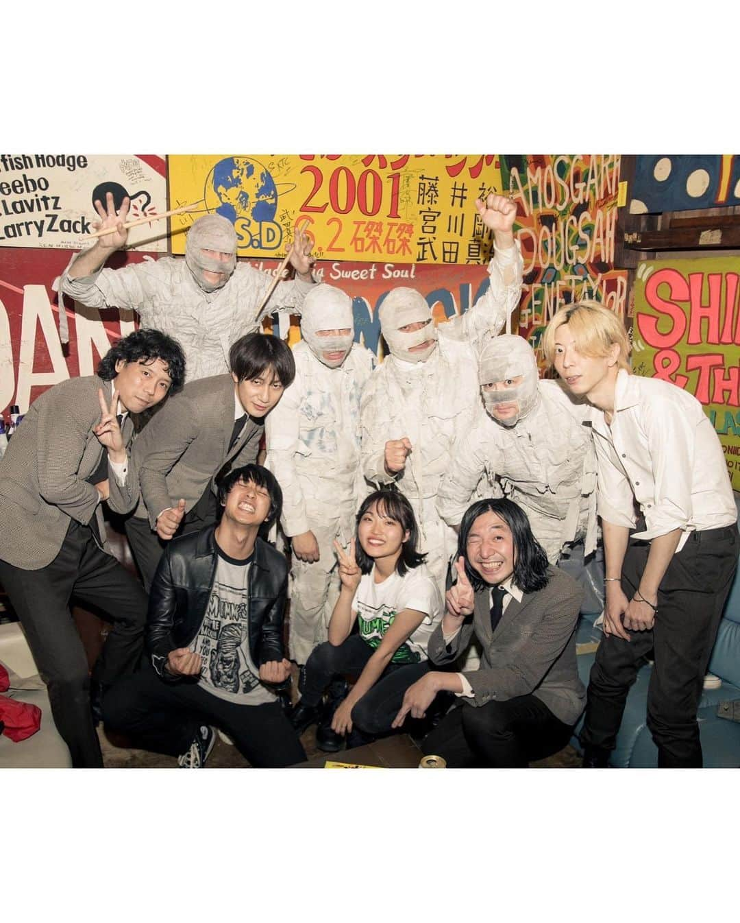 THE BAWDIESさんのインスタグラム写真 - (THE BAWDIESInstagram)「THE MUMMIESヤバ過ぎた！ 憧れの伝説のGARAGE PUNKバンドと全開でやりあえるなんて…魂が震えっぱなしでした。  特攻隊長をつとめてくれたRABANにも感謝！始まりから会場が熱くなりました！  そして磔磔という最高の舞台で企画してくれたRUMIさん(MOONLIGHT CABARET)ありがとうございました！ 本当に最高の経験をさせていただきました！  伝説の夜を見届けに来て、盛り上げてくれたご来場の皆さんにも本気で感謝です！  終演後THE MUMMIESとは打ち上げでかなり距離も縮まったので、自分達の為にも、今回観れなかった皆の為にも、また対バンを実現させたいです！  写真 小野由希子(@yukiko_ono)  #bawdies #thebawdies #themummies #raban #磔磔」10月7日 1時26分 - thebawdies