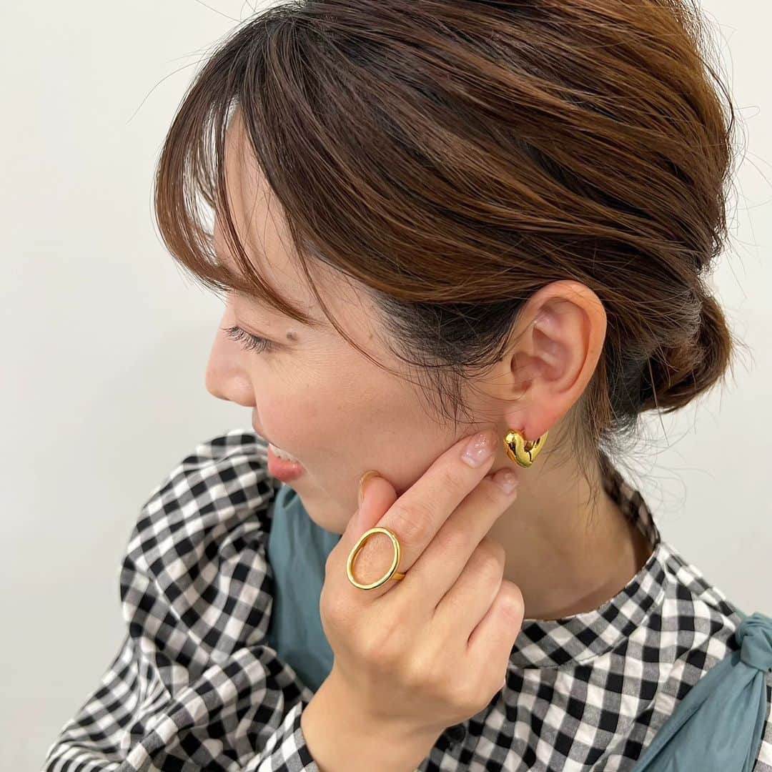 和泉杏のインスタグラム：「先日のアクセサリーのアップはこちら♡  だいぶ遅くなりましたが、、😥  💍アクセサリー  muku @muku__official___  #muku #アクセサリー #ゴールドアクセサリー #ピアス #リング #ハルカラ和泉 #ハルカラきょう #골드 #액세서리 #장식품 #귀걸이 #반지 #귀엽다」