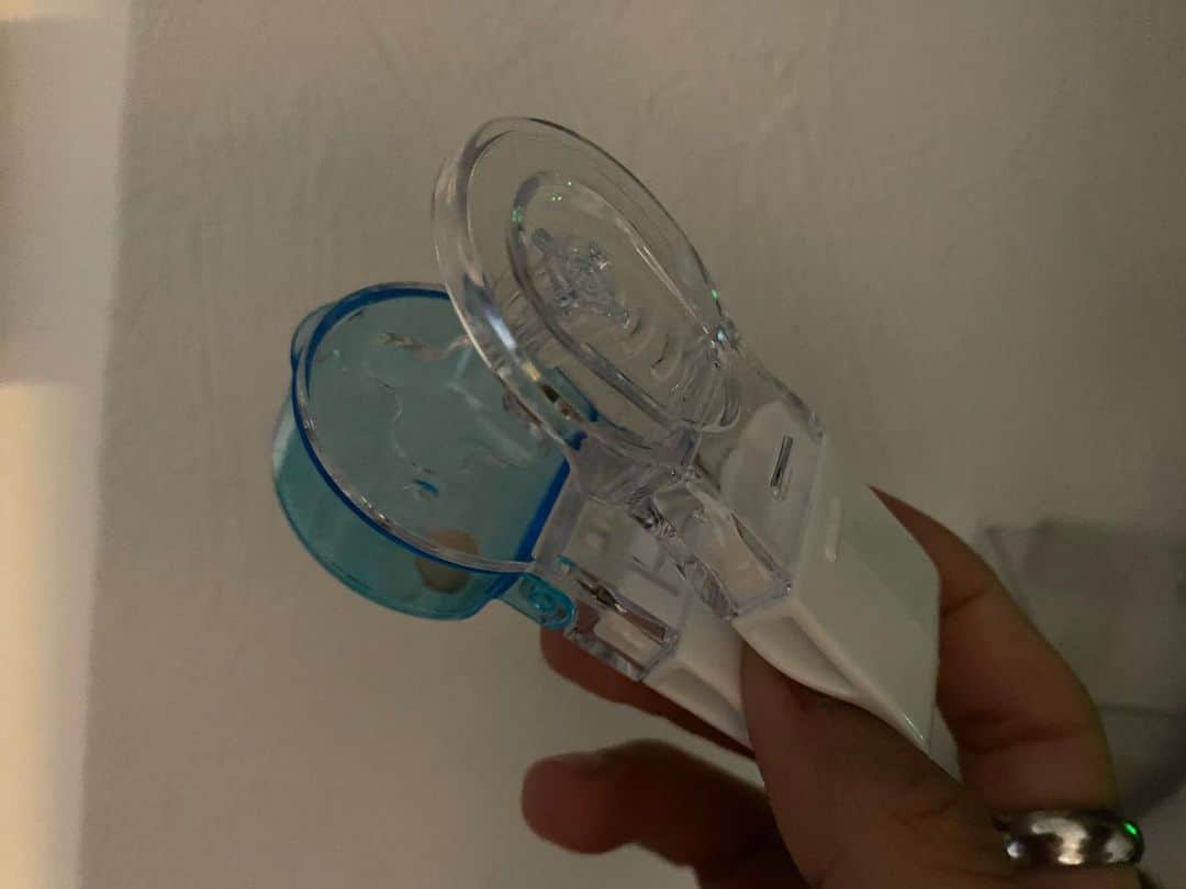 のインスタグラム：「存在は知っていたんだけど これくらいで…と思って 手を出していませんでした。  が、手にした今、 何故もっと早く買わなかったんだ …と後悔中。  しかもCan do。つまり100円です。  爪が弱い人とか 体調悪くて手こずる人とか 飛び出た薬が行方不明になる人は 今すぐゲットして！笑  爪がボロボロだった私も 快適でござるよ」