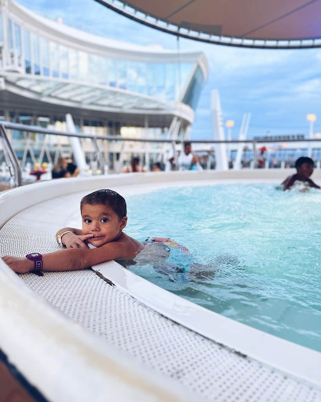 アレクサ・ヴェガさんのインスタグラム写真 - (アレクサ・ヴェガInstagram)「I don’t ever want this to end ❤️-> swipe to see if Rio is having a good time…. #familyvacation #cruiselife」10月7日 1時33分 - vegaalexa